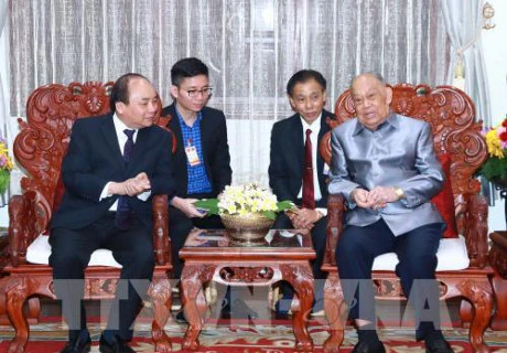 PM Nguyen Xuan Phuc visits Lao former Party, State leaders