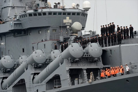 Russian naval ships call at Cam Ranh Port