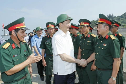 State leader visits armed forces of Nghe An province