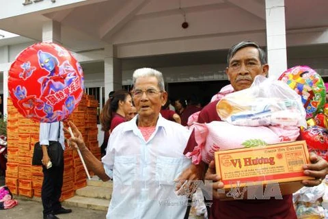 Vinh Long offers 1,000 gifts to AO victims, vision-impaired