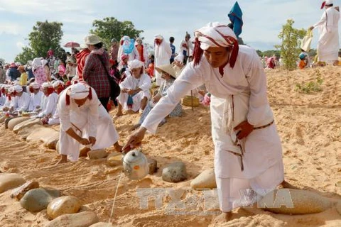 Ninh Thuan: Muslim Cham people busy preparing for Ramuwan
