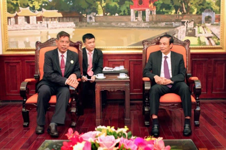 Cambodian front official meets with Hanoi officials 