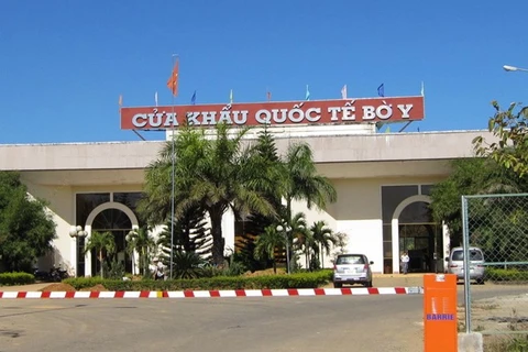Vietnam, Laos ensure smooth transport at Bo Y-Phu Cua border gate 