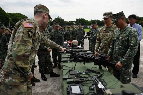 US provides new weapons for Philippines