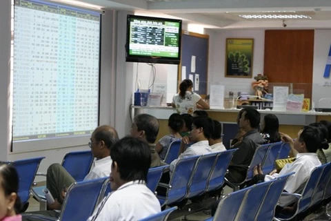 Bank shares lift VN-Index over threshold