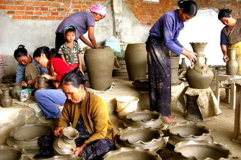 Khanh Hoa: ceramic, brocade exhibition highlights Cham culture 