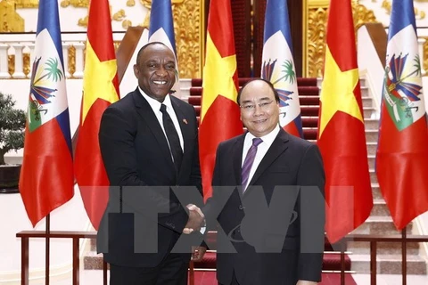 Prime Minister Nguyen Xuan Phuc greets Haitian Senate President 