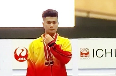 Vietnamese weightlifter wins gold in junior world championships