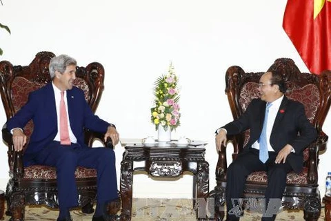 Prime Minister Nguyen Xuan Phuc welcomes John Kerry 