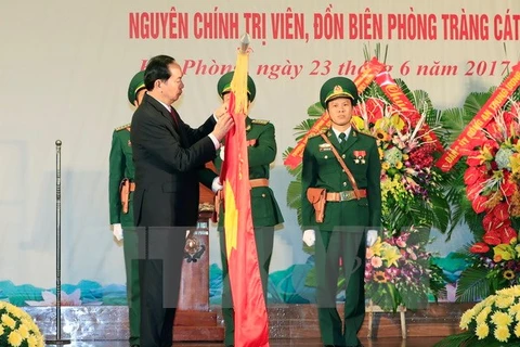 President Tran Dai Quang presents title to Hai Phong border guards