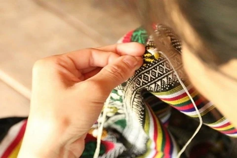 Workshop with Thai ethnic hand embroidery master