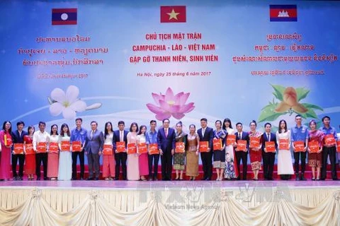 Vietnam, Laos, Cambodia front chiefs meet outstanding students 