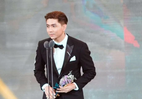 Vietnamese singer wins Asia Model Awards 2017
