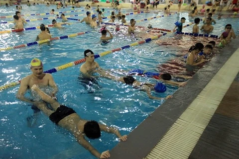 HCM City children learning to swim 