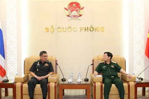 Defence Minister Ngo Xuan Lich meets Thai senior officer