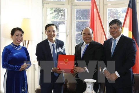 PM Phuc visits Consulate General’s staff in Frankfurt