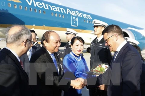 PM Nguyen Xuan Phuc arrives in Frankfurt, begins Germany tour