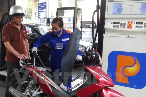 Petrol prices drop by over 400 VND per litre