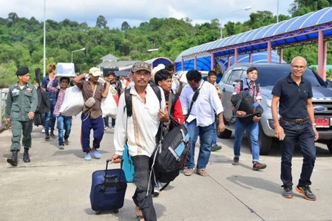 Thousands of foreign workers in Thailand return home