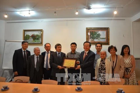 NA Vice Chairman meets Vietnamese nationals in France