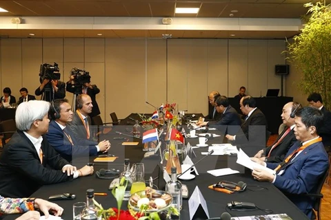PM Nguyen Xuan Phuc discusses business with Dutch groups