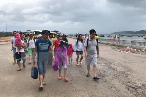 Tourists stranded on Co To island come ashore safely