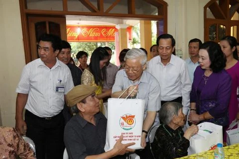 Party chief visits nursing centre for revolutionary contributors