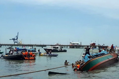 Indonesia: At least eight people killed in boat capsize
