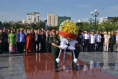 Cambodian leaders receive Vietnamese delegation 