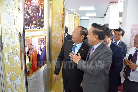 Photo exhibition on Vietnam-Laos relations opens in Xiang Khouang