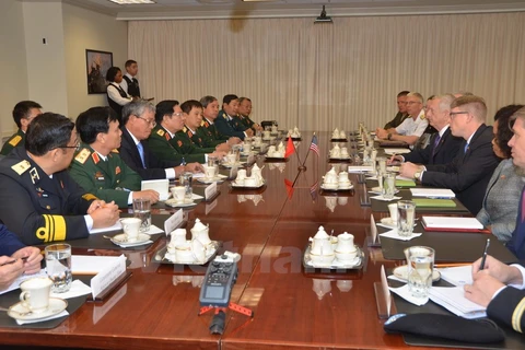 Vietnamese, US defence chiefs hold talks 