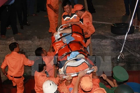 Vietnamese maritime search, rescue team saves unconscious sailors 