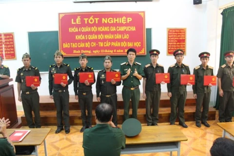 30 Lao military officers receive training in Hai Duong