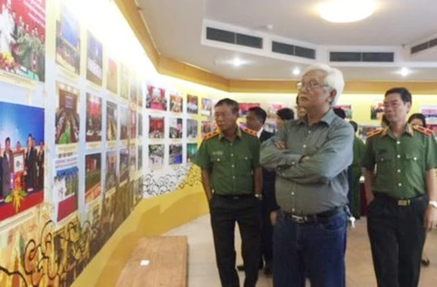 Exhibition features Vietnam-Laos-Cambodia cooperation in crime combat 