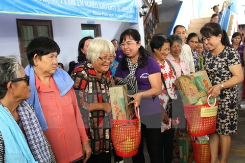 HCM City union grants gifts to poor women, children in Cambodia