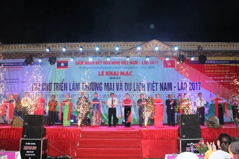 Vietnam-Laos trade, tourism fair opens in Son La