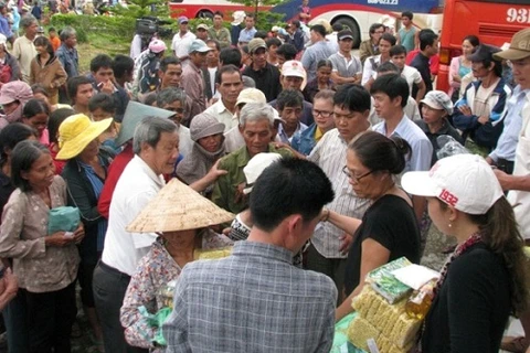 Kon Tum: gifts to disadvantaged people on Vu Lan Festival