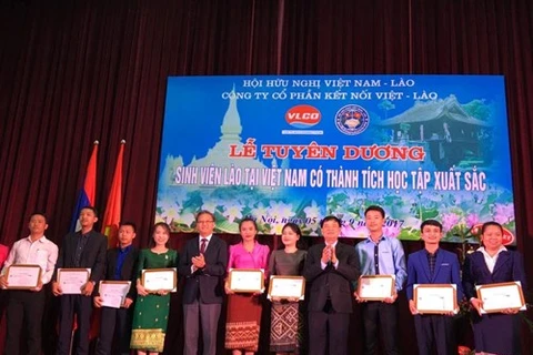 Outstanding Lao students honoured in Hanoi 