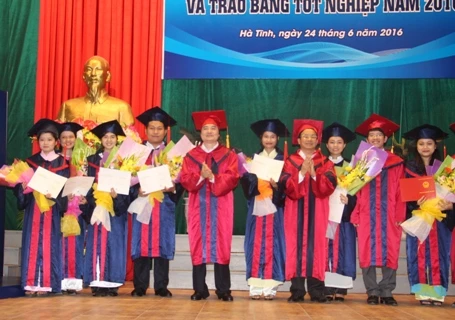 Ha Tinh contributes to manpower training cooperation with Laos