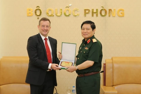 Defence Minister Ngo Xuan Lich receives French ambassador