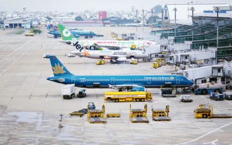 Airlines resume flights to airports in central region