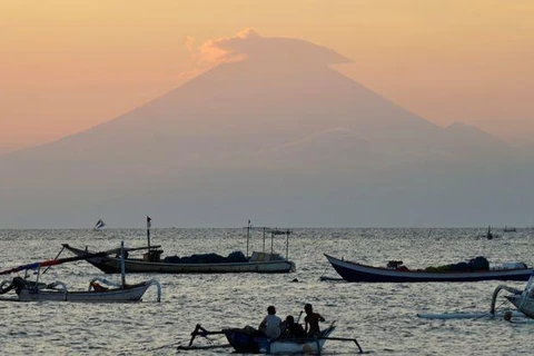 Indonesia: Thousands evacuated as volcano rumbles on Bali resort island