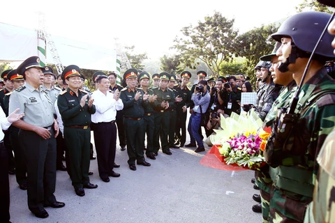 Officers of Vietnam, China central military commissions hold talks