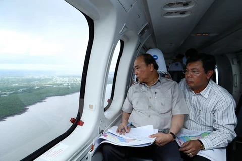 PM takes helicopter tour of climate change-hit areas in Mekong Delta 
