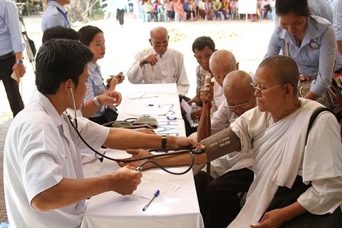 Doctors provide free checkups to poor people in Cambodia