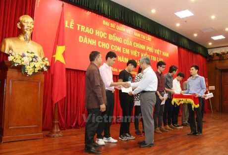 Vietnamese students in Laos receive scholarships from Vietnam Government