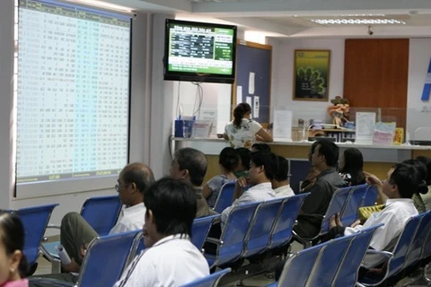 VN-Index recovers but trading slow