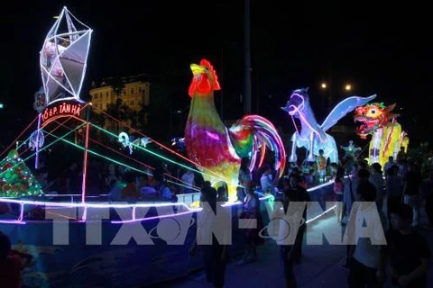 Tuyen Quang lit up with lanterns on city festival kick-off 