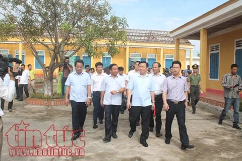 Deputy PM Vuong Dinh Hue visits storm victims in Ha Tinh 