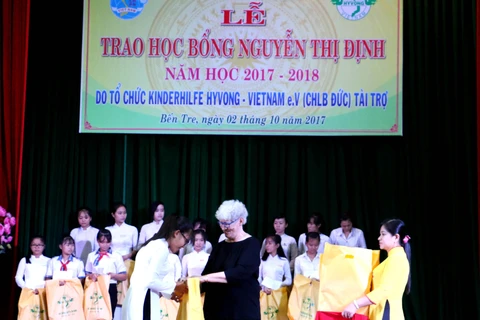 Scholarships given to female students in Ben Tre